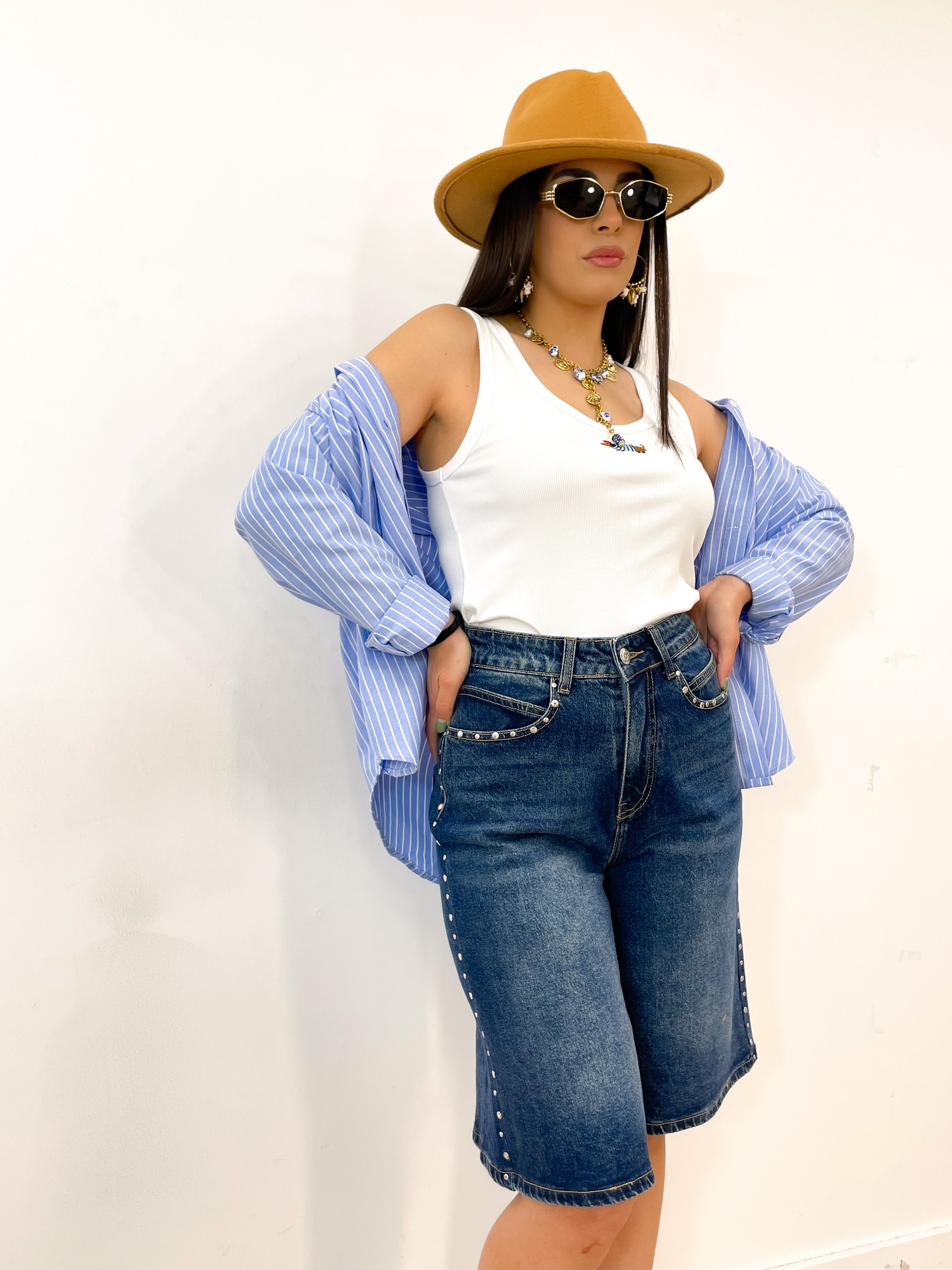 Bermuda di jeans con borchie