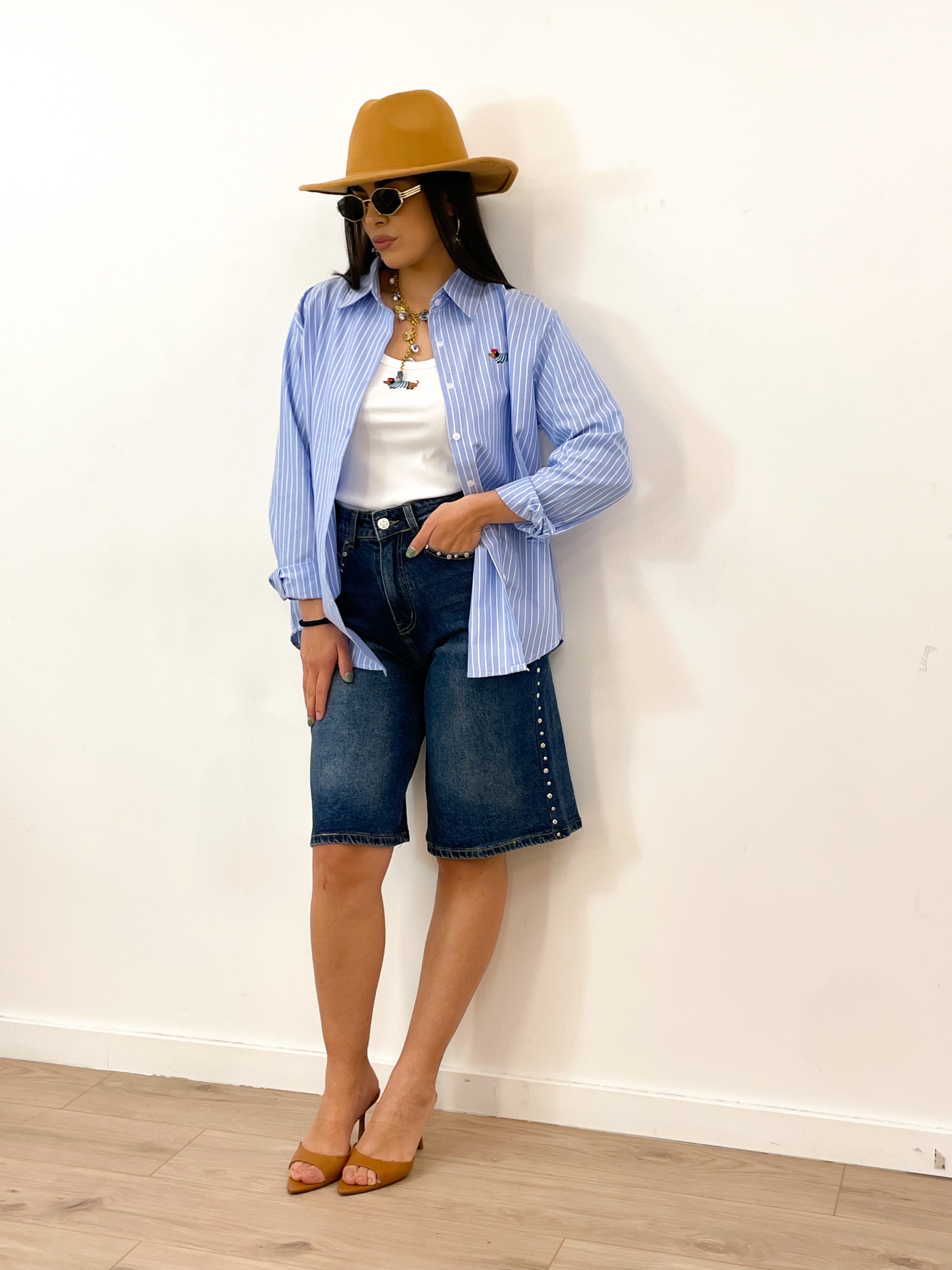 Bermuda di jeans con borchie